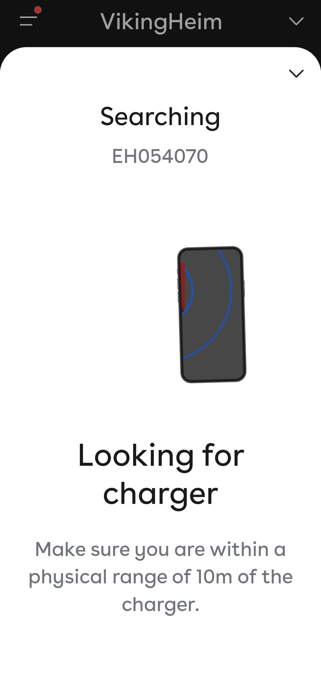 En venteskjerm i appen. I drift vises en animert telefon som søker etter laderen.