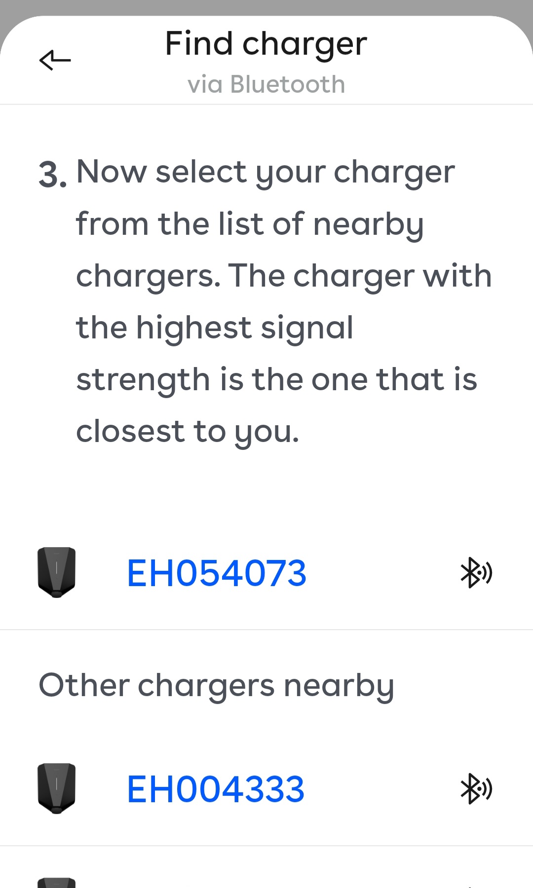 Et skjermbilde av Easee-appen som viser alle lokale ladere, sortert etter serienummer, med Bluetooth aktivert.