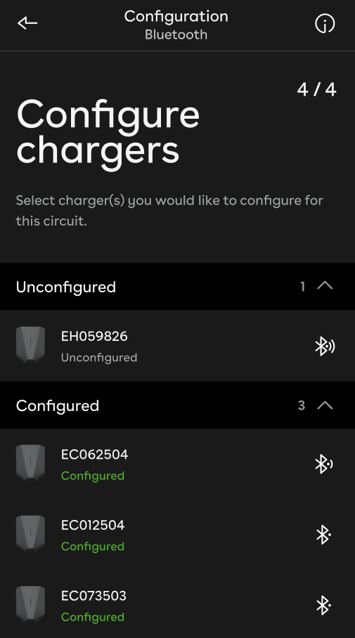 een screenshot van de app met een lijst van niet-geconfigureerde laders en vervolgens een lijst van geconfigureerde laders.