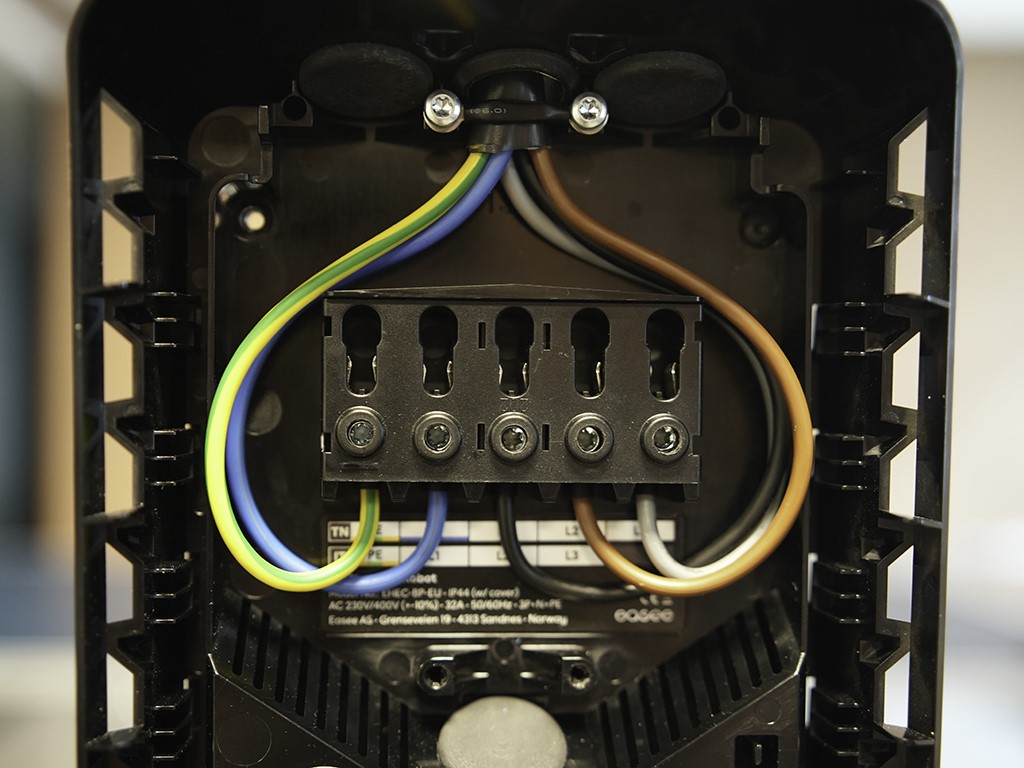 a direct view of the wired backplate